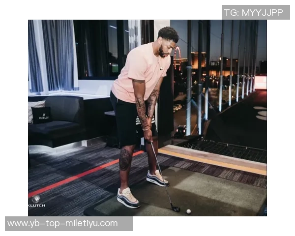 詹姆斯在家高尔夫模拟器练球分享精进球技的日常时光